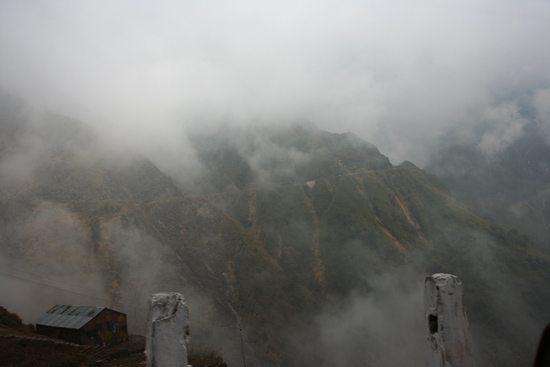 Gangtok We doken de wolken weer in<br><br> 1090_4017.jpg