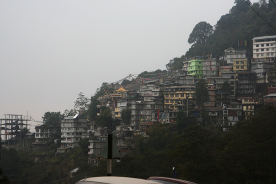 Gangtok De buitenwijken van Gangtok gebouwd tegen de berghellingen<br><br> 1100_4026.jpg