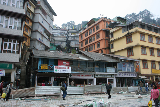 Gangtok De hoofdstraat van Gangtok<br>Er werd hard gewerkt om er een fraaie boulevard van te maken<br><br> 1120_4038.jpg