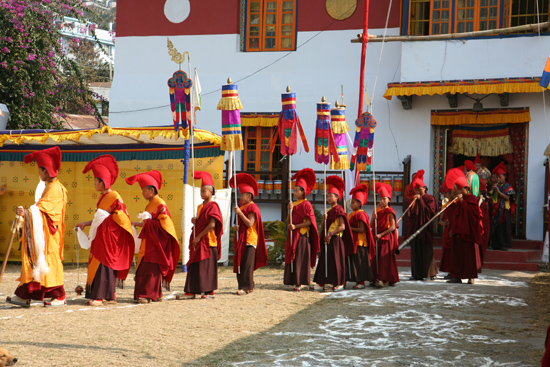 Kalimpong Begin van een maskerdans in een van de kloosters in Kalimpong<br><br> 1250_4135.jpg