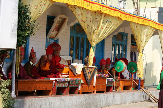 Kalimpong Muzikanten en hoogwaardigheidsbekleders tijdens de maskerdansenin klooster in Kalimpong<br><br> 1270_4150.jpg
