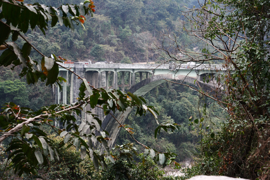 Siliguri Imposante boogbrug<br><br> 1310_4211.jpg