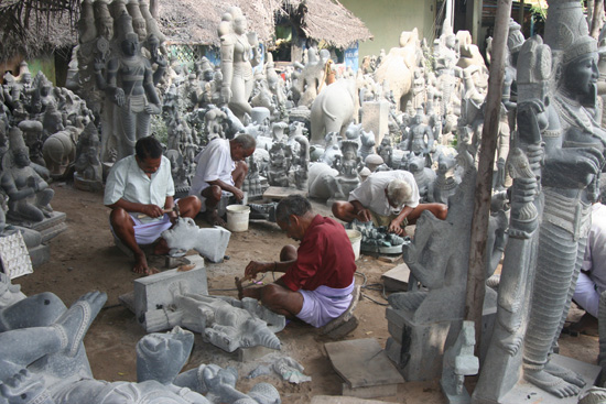 Mamallapuram Een van de vele steenhouwerijen in Mamallapuram IMG_6350.jpg