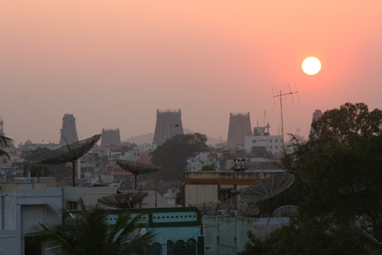 Madurai Sri Meenakshi tempel bij zonsondergang met uitzicht op de gopura's IMG_6597.jpg