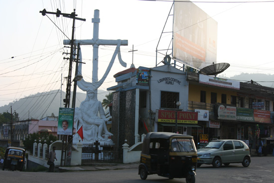 Periyar Enorm kruisbeeld in het centrum vanThekkadi IMG_6954.jpg