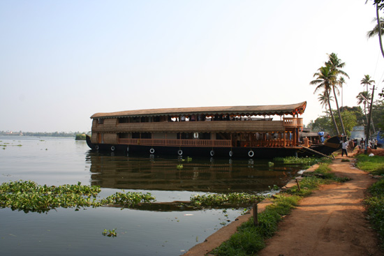 Backwaters Onze houseboat bij de aanlegsteiger bij Alappuzha (Alleppey) IMG_7076.jpg