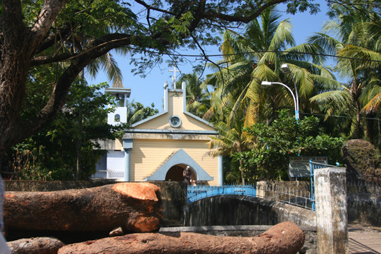 Cochin Kleurrijk geheel: Blauwe lucht, Groene palmen, Geel-wit kerkje IMG_7542.jpg