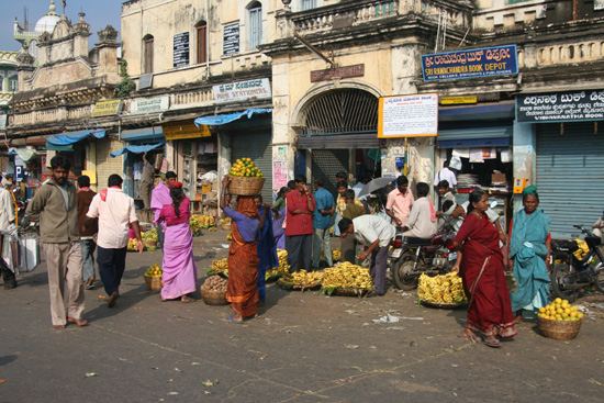 Mysore Ingang van de kleurrijke en geurige Devaraja -markt IMG_8069.jpg