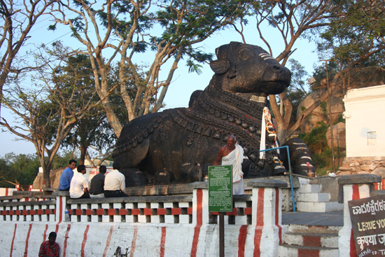 Mysore Halverwege de trap terug enorm Nandi-beeld (1659) IMG_8235.jpg