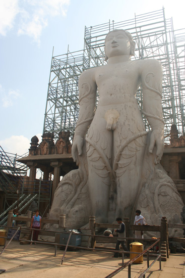 Belur 17m hoog beeld van meester Gommateshwara (980-983) IMG_8439.jpg