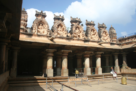 Belur Binnenplaats van tempel boven op de rots IMG_8441.jpg