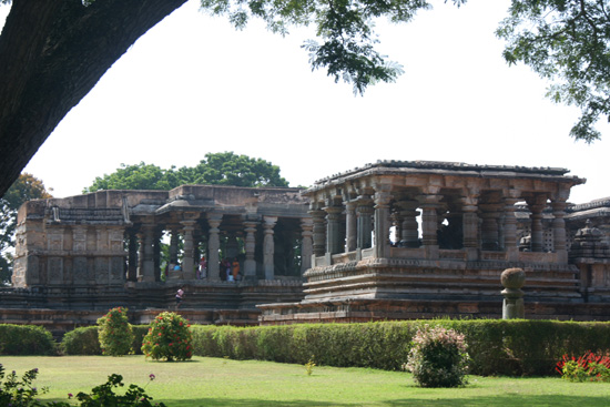 Halebid Tempels gesitueerd in fraai park IMG_8614.jpg