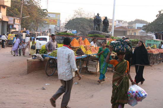 Hospet Kunstig opgestapeld fruit op de markt IMG_8742.jpg