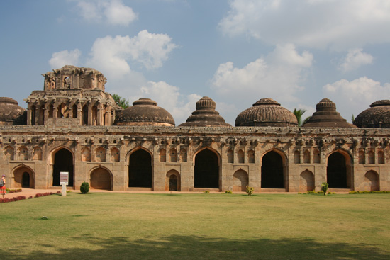 Hampi De koninklijke stallen voor de olifanten IMG_8946.jpg