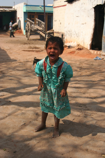 Pattadakal De enige keer dat men het �cht niet leuk vondom te worden gefotografeerd.Gelukkig kon haar papa er wel om lachen. IMG_9103.jpg