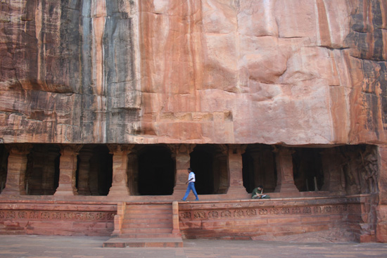 Badami Voorzijde van een van de grottempels in Badami IMG_9173.jpg