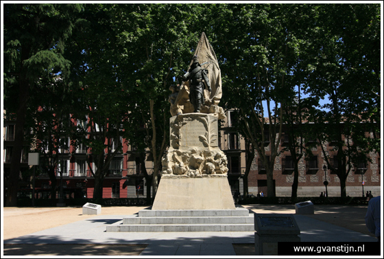 Madrid02 Statue in the Jardines Cabo Noval in front of Royal Palace 0260_6673.jpg