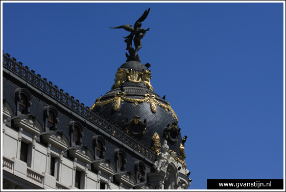 Madrid05 Top of the Metr�polis building at Calle Alcal� 0860_6586.jpg