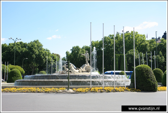 Madrid05 Fountain of Neptune at Plaza de Neptuno 0930_6266.jpg