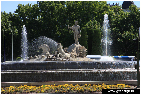 Madrid05 Fountain of Neptune at Plaza de Neptuno 0940_6267.jpg