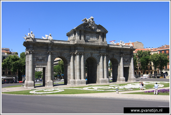 Madrid05 Puerta de Alcal� at Plaza de la Independencia 0980_6292.jpg