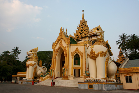 Yangon1 Yangon Ingang van het Shwedagon Paya pagode complex    0010_4695.jpg