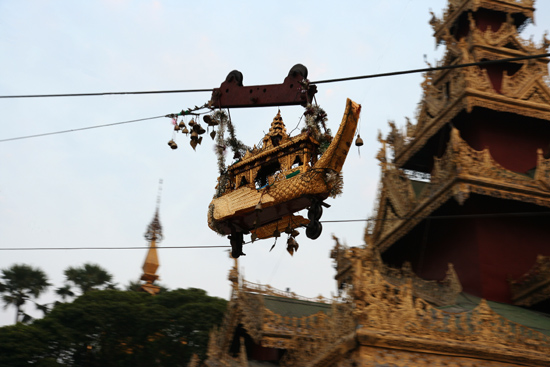 Yangon1 Kabelbaantje brengt geofferd bladgoud naar de top   0110_4737.jpg