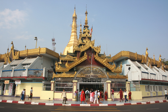 Yangon2 Sule Paya Pagode (tevens de belangrijkste rotonde van Yangon)   0250_4788.jpg