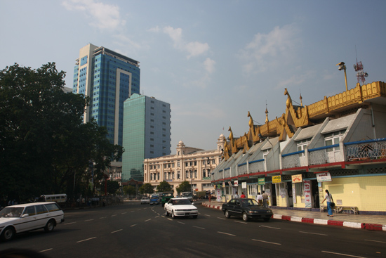 Yangon2 Rechts de Sule Paya Pagode   0300_4789.jpg