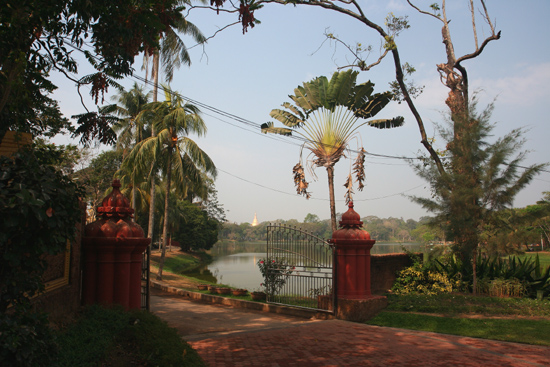 Yangon2 Yangon Park met Karaweik koninklijke boot (replica) op Kandawgyi Lake   0330_4799.jpg