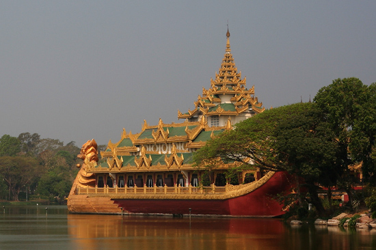 Yangon2 Karaweik koninklijke boot (replica) op Kandawgyi Lake   0340_4795.jpg