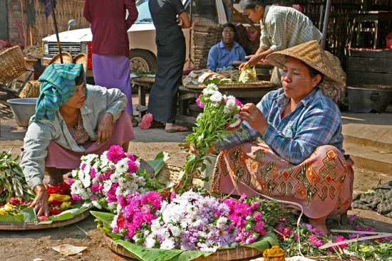 Mandalay Mandalay  Mooie en uitgebreide bloemen en groentenmarkt   0560_5031.jpg