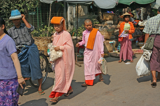 Mandalay Winkelende nonnen op de markt   0580_5073.jpg