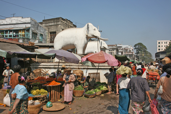 Mandalay Mandalay Grote groentemarkt in het centrum   0640_5076.jpg