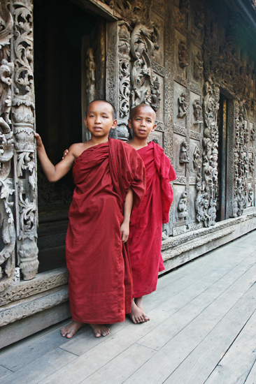Mandalay Het teakhouten Shwenandaw Kyaung monastry klooster (1895) Jonge monniken   0660_5631.jpg
