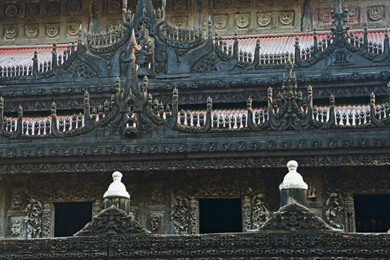 Mandalay Het teakhouten Shwenandaw Kyaung monastry klooster (1895) bevat veel gedetaiileerd houtsnijwerk   0700_5657.jpg