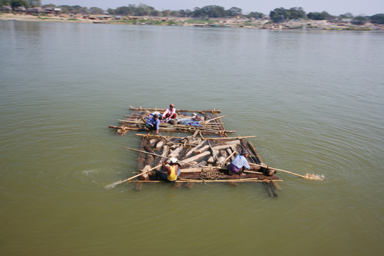 Mingun Irrawady River Transport van teakhout naar China   0810_5109.jpg