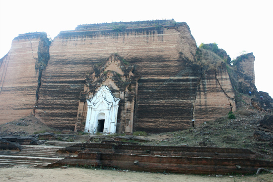 Mingun Mingun Paya (pagode) aan de Irrawady River Gebarsten door een aardbeving in 1838   0830_5163.jpg