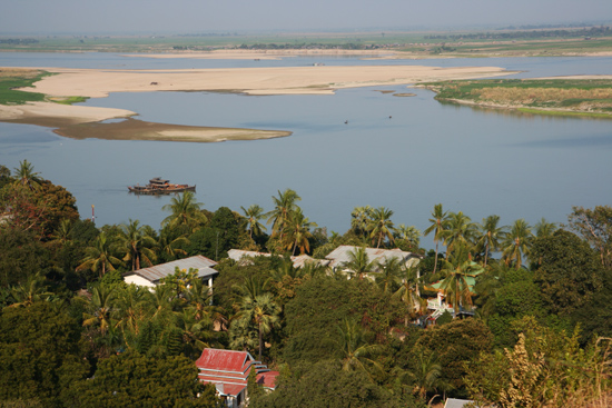 Mingun Uitzicht op de Irrawady River vanaf de Mingun Paya (pagode)   0840_5169.jpg