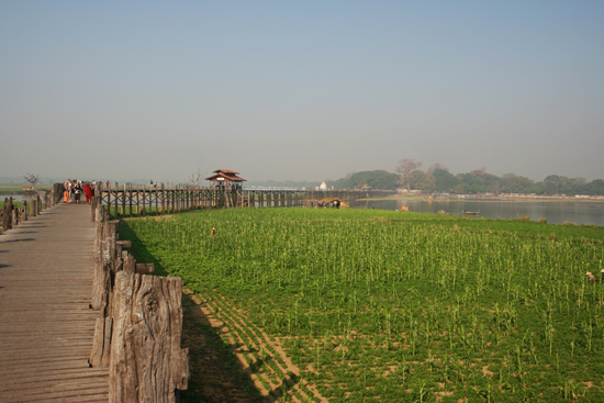 Amarapura Amarapura U Bein's Bridge (1849) over Taughthaman Lake 's Werelds langste teakhouten (voetgangers-)brug (1200m)
   0930_5265.jpg