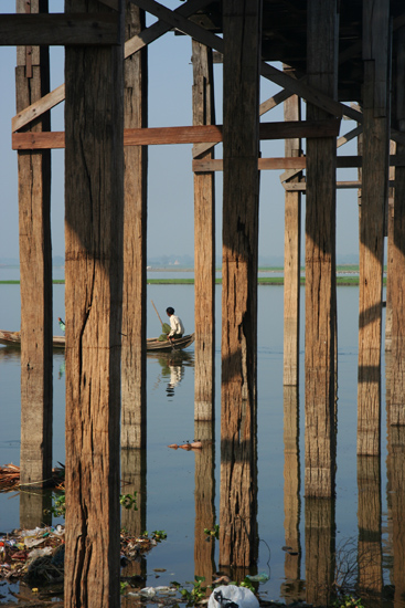 Amarapura Amarapura U Bein's Bridge (1849) over Taughthaman Lake Enkele van de 1000 teakhouten palen. 
   0970_5282.jpg