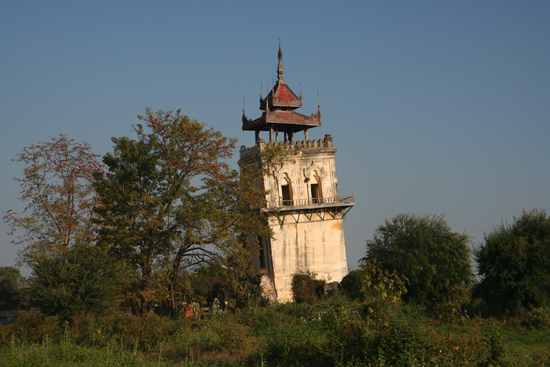 Ava Ava Nanmyin watchtower (27 m) De top is beschadigd door een aardbeving in 1838.   1170_5479.jpg