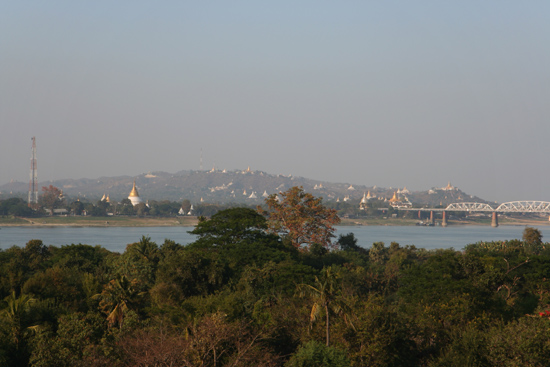 Ava Ava Uitzicht vanaf de Nanmyin Watchtower :  Sagaing Hill en de Ava Bridge over de Ayeyarwady Rivier   1180_5486.jpg