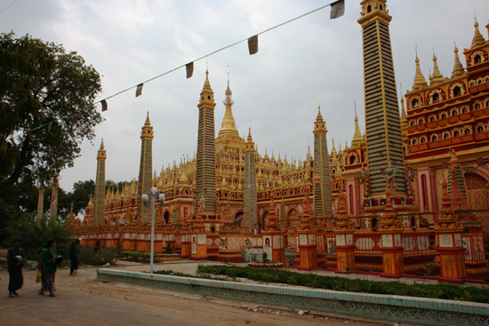 Monywa1 Tussen Mandalay en Monywa  Thanboddhay Paya Pagode  582.357  grote en kleine Boeddha - beelden   1260_5787.jpg