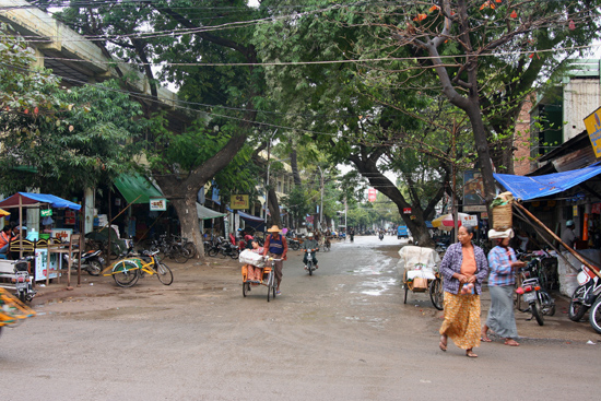 Monywa1 Helaas waren de Hpo Win Daung Caves gesloten wegens een hevige regenbui maar de stadswandeling was een goede gelegenheid om de lokale bevoking te ontmoeten.
   1400_5797.jpg