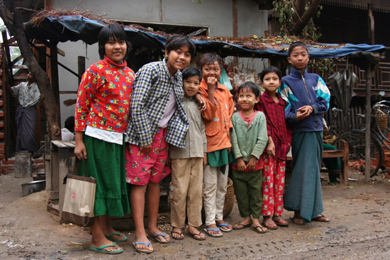 Monywa1 Tijdens onze wandeling door de stad wilde werkelijk iedereen dolgraag op de foto.   1510_5850.jpg