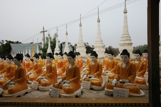 Monywa2 Omgeving Monywa Bew Dy Dahtajng Paya (Pagode) Enige honderden Boeddha-beelden geschonken door Korea   1600_5909.jpg