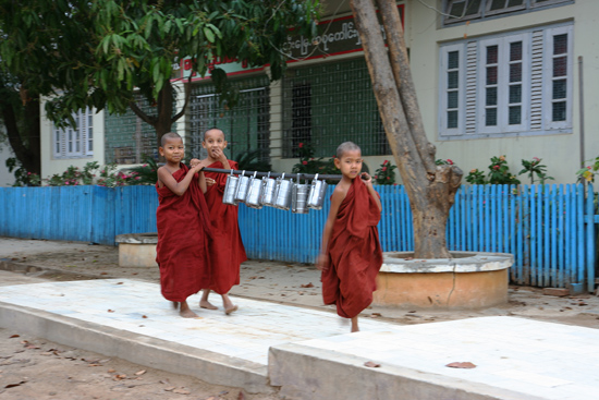 Monywa2 Jonge monniken   1640_5934.jpg