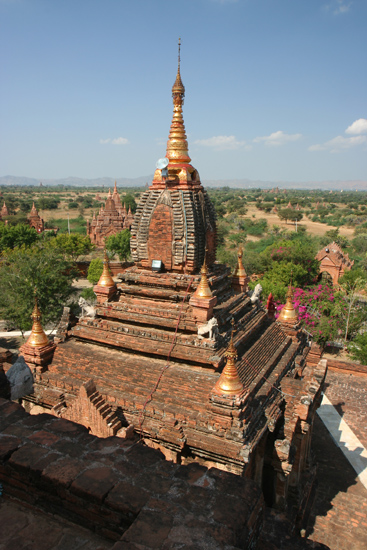 Bagan1 Uitzicht vanaf het hoogste dakterras van de Dhamma Ya Zi Ka Paya (1196)   1880_6071.jpg