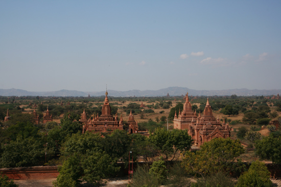 Bagan1 Uitzicht vanaf het hoogste dakterras van de Dhamma Ya Zi Ka Paya (1196)   1890_6073.jpg